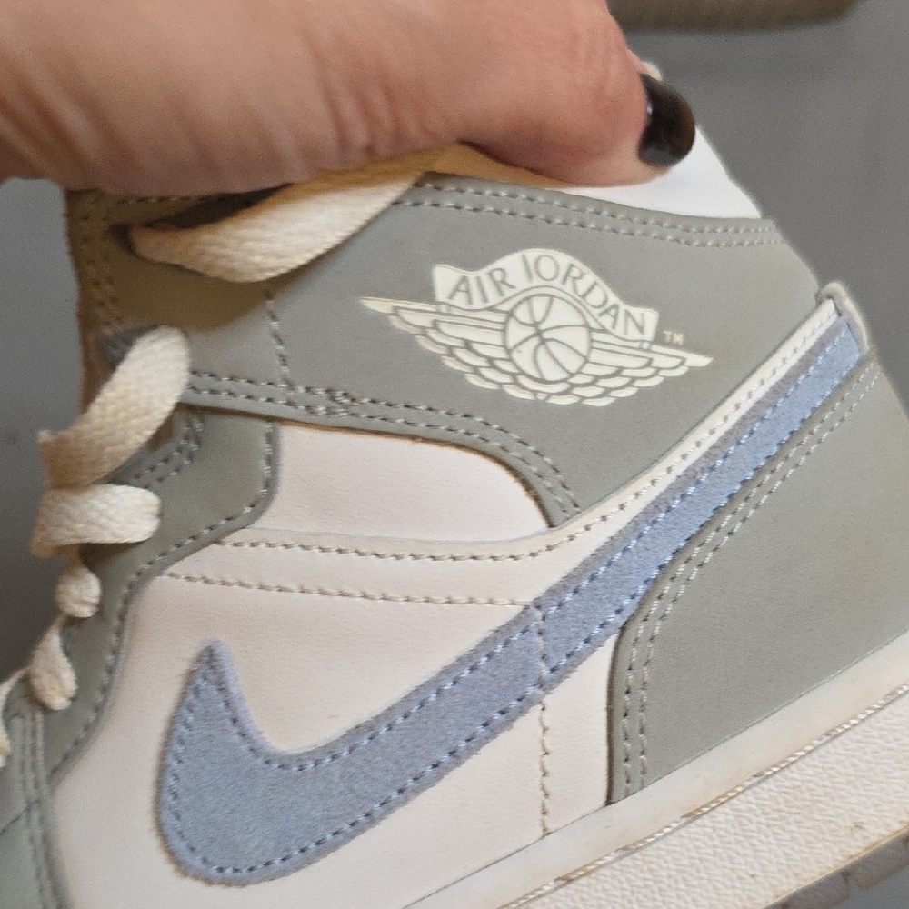 Jordan Women's White Blue and Gray High-Top Sneakers 6.5 - Picture 5 of 6